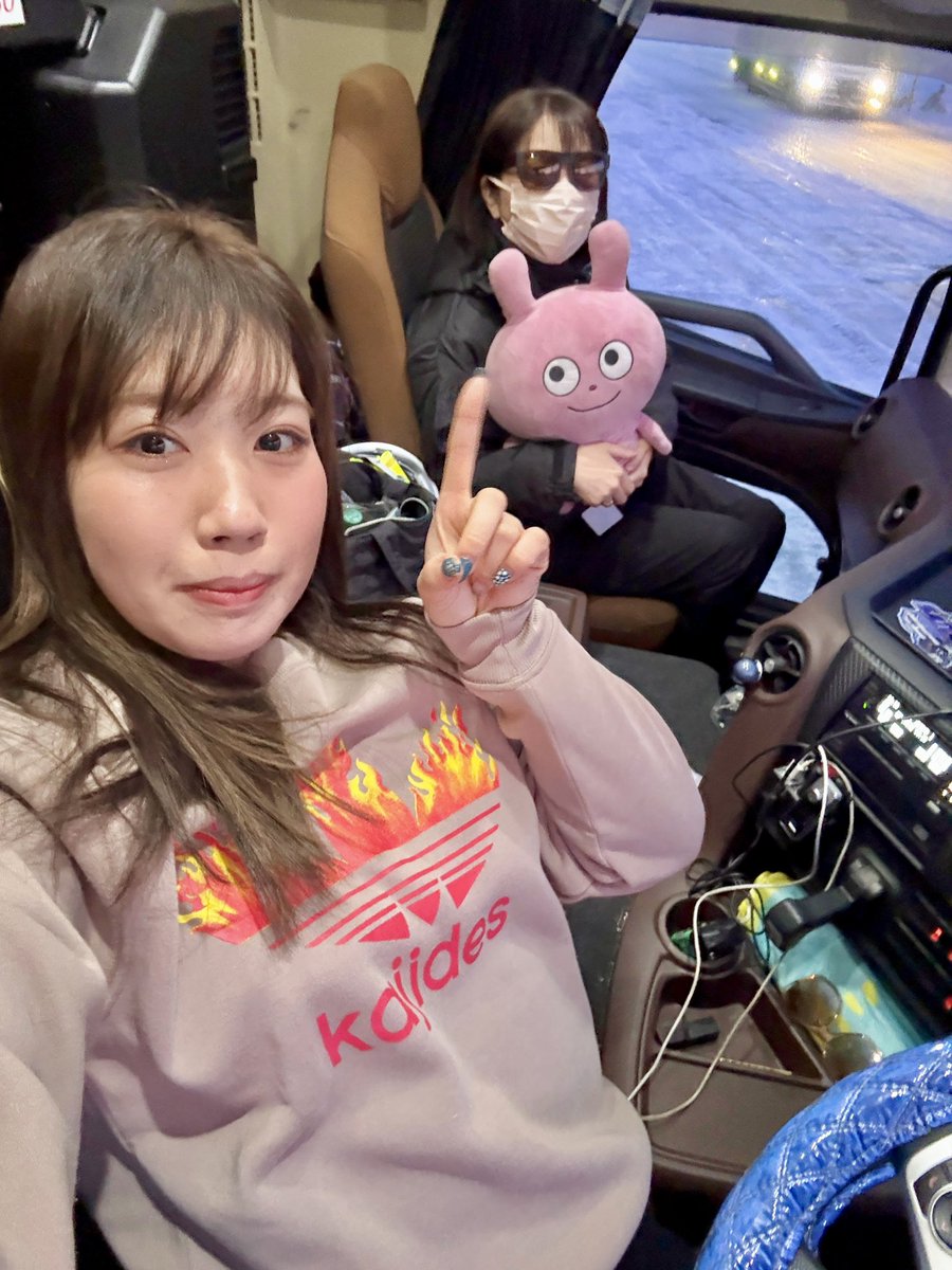 truckmeimei's tweet photo. 新人女性ﾄﾞﾗｲﾊﾞｰを道連れに
玉ねぎ15t手積みへ向かう24歳🧅

「めいめい先輩」による
一日密着"熱血指導"はじめます☝️😳🔥 https://t.co/lQKATODf0l
