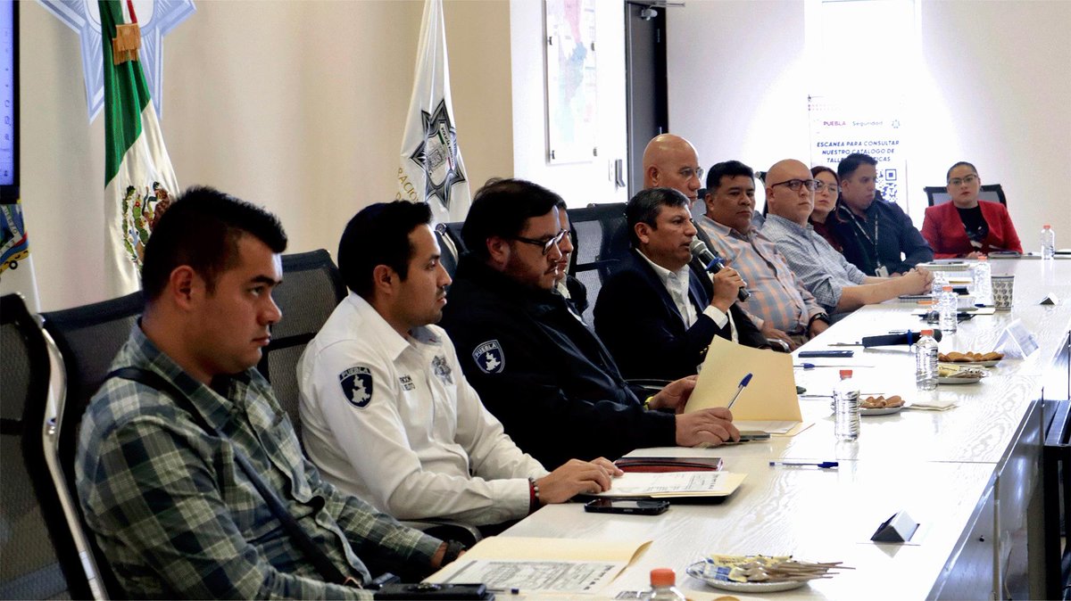 SSPGobPue's tweet photo. Como parte de las acciones del @Gob_Puebla para sumar esfuerzos en materia de seguridad con el sector empresarial, el titular de la dependencia, vicealmirante Francisco Sánchez González, encabezó una mesa de trabajo con representantes de diversas empresas de distribución nacional. 

ℹ️Como resultado de este encuentro, la SSP y representantes de 31 grupos empresariales generaron un plan de trabajo alineado a la Estrategia Nacional de Seguridad de la presidenta @Claudiashein.   

📰Conoce más: https://t.co/3WZy18ZBKn
