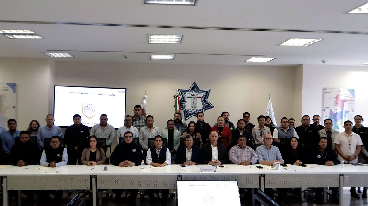 SSPGobPue's tweet photo. Como parte de las acciones del @Gob_Puebla para sumar esfuerzos en materia de seguridad con el sector empresarial, el titular de la dependencia, vicealmirante Francisco Sánchez González, encabezó una mesa de trabajo con representantes de diversas empresas de distribución nacional. 

ℹ️Como resultado de este encuentro, la SSP y representantes de 31 grupos empresariales generaron un plan de trabajo alineado a la Estrategia Nacional de Seguridad de la presidenta @Claudiashein.   

📰Conoce más: https://t.co/3WZy18ZBKn