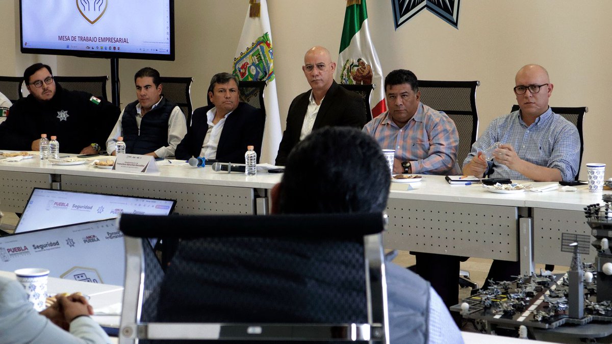 SSPGobPue's tweet photo. Como parte de las acciones del @Gob_Puebla para sumar esfuerzos en materia de seguridad con el sector empresarial, el titular de la dependencia, vicealmirante Francisco Sánchez González, encabezó una mesa de trabajo con representantes de diversas empresas de distribución nacional. 

ℹ️Como resultado de este encuentro, la SSP y representantes de 31 grupos empresariales generaron un plan de trabajo alineado a la Estrategia Nacional de Seguridad de la presidenta @Claudiashein.   

📰Conoce más: https://t.co/3WZy18ZBKn