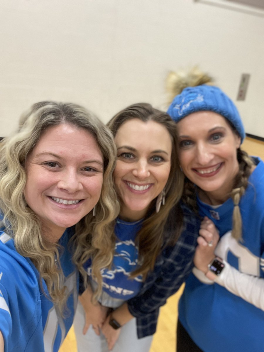 classrmsanders's tweet image. #slcslovesthelions
Lions Day