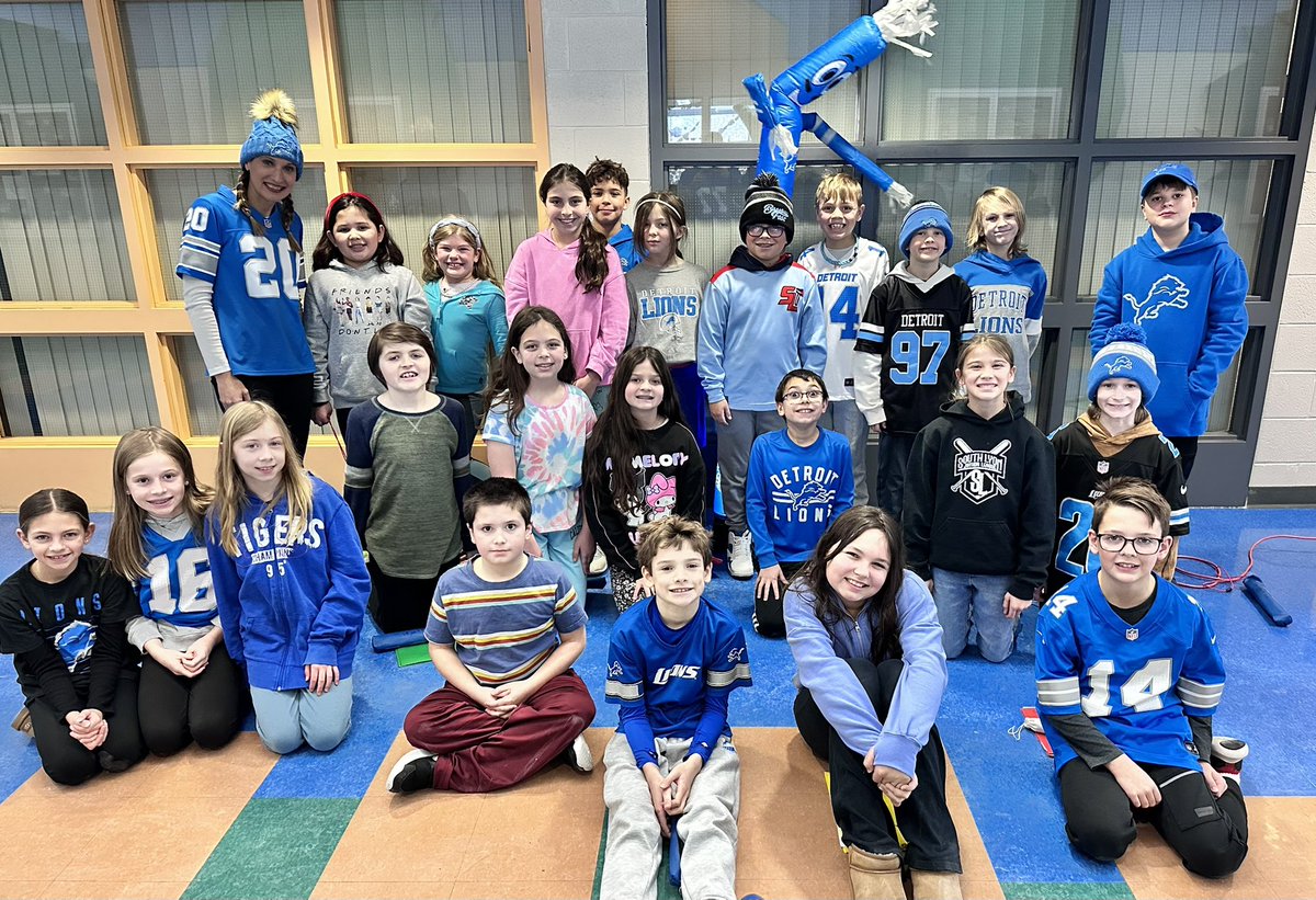 classrmsanders's tweet image. #slcslovesthelions
Lions Day