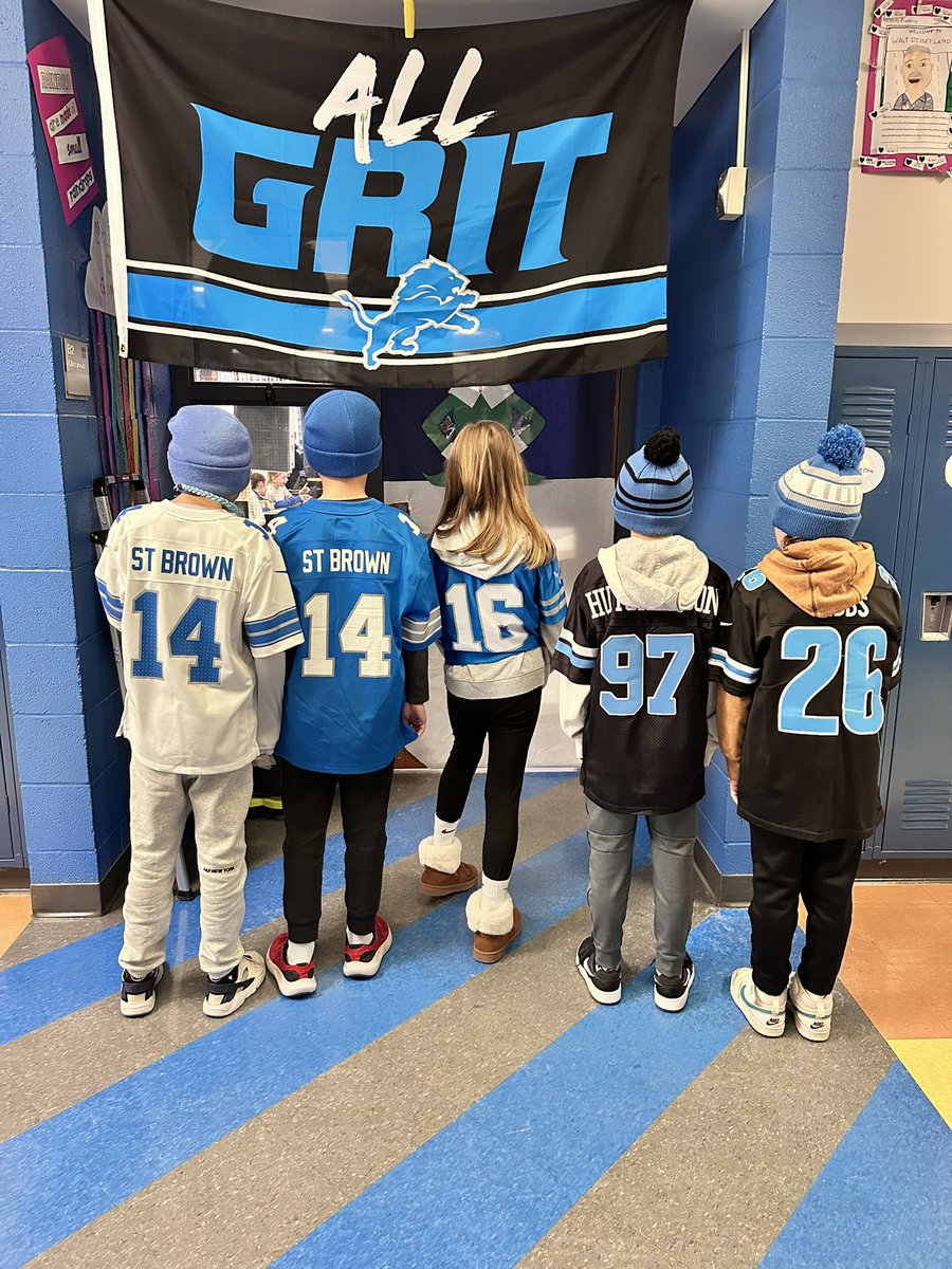 classrmsanders's tweet image. #slcslovesthelions
Lions Day