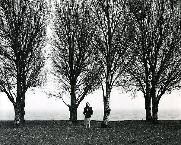"Y caminé mejor sin rumbo y fui aceptando, 
paso a paso, 
la ingrávida fatalidad de coincidir conmigo". 

Julio Trujillo
📷Harry Callahan