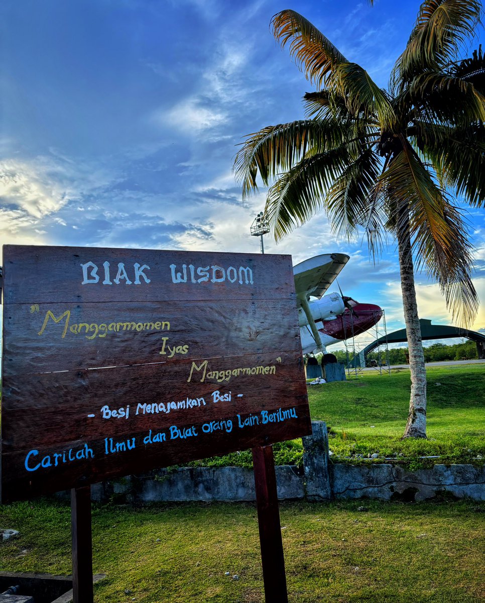 _TNIAU's tweet photo. Ada salah satu pepatah di Biak, Papua:

"Manggarmomen Iyas Manggarmomen"

Yang berarti, "besi menajamkan besi".

Maknanya adalah agar kita senantiasa belajar dan buat orang lain juga belajar dari kita.

Selamat pagi dan selamat beraktivitas.

#dmmp 💂‍♀️ https://t.co/GxsrvPzUAw