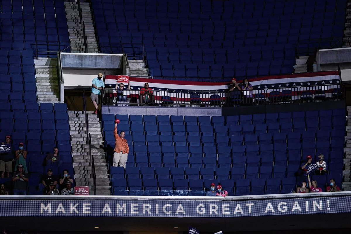 Jurgen80048425's tweet image. Exclusive first photos of Trump's inauguration crowd!😌