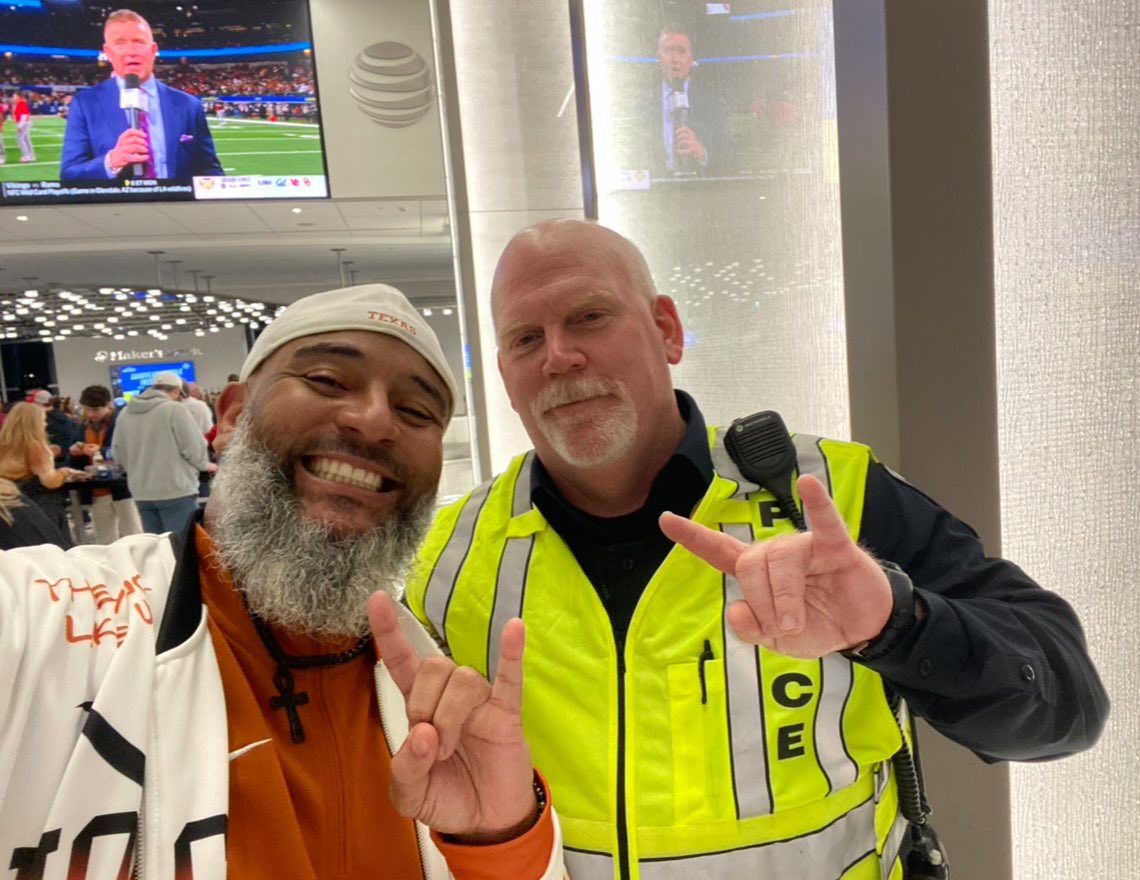 ThomaT06's tweet photo. @kyleumlang We can always find smilez …
Even in a loss 🧡🤘🏾 https://t.co/11PNSQelsa