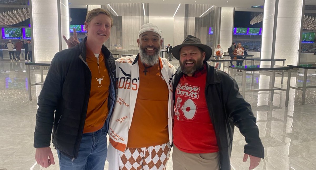 ThomaT06's tweet photo. @kyleumlang We can always find smilez …
Even in a loss 🧡🤘🏾 https://t.co/11PNSQelsa