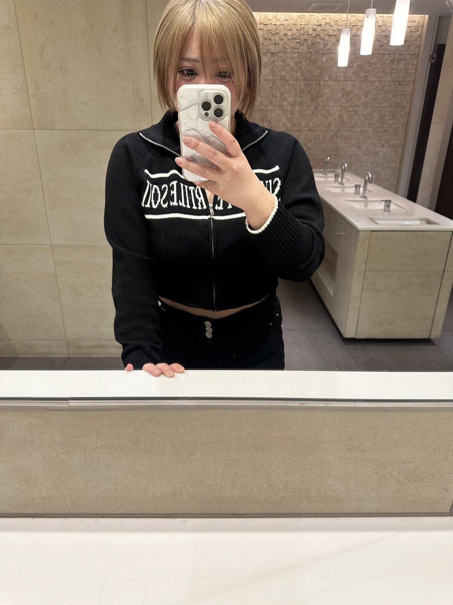金髪ショートにした笑
ちなみに5キロ痩せて152cm65キロ🤣
もう少し痩せてくれないかなw