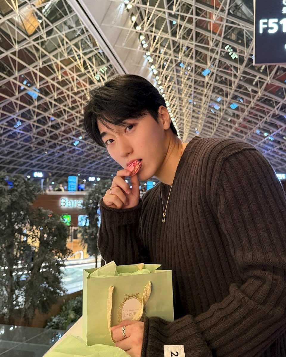 ᅠ

— fokus aja sama kegantengan gua :)
ᅠ
ᅠ