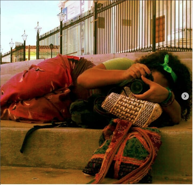 "Cuando fotografío me entrego a aquello que veo a través de ese recuadrito de la cámara, en busca de ese ángulo ideal, es posible explorar diferentes posturas, pero ninguna supera a lo genial que se mira todo desde el suelo."
#photographer 
#PhotoMode