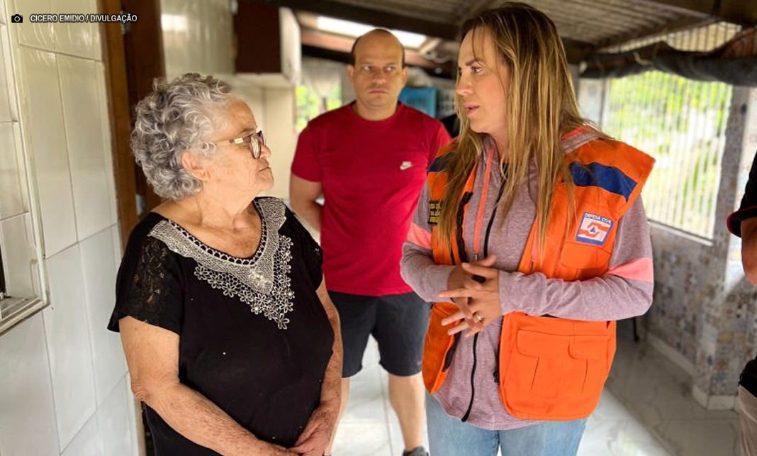 PDNewsBR's tweet image. GDF atende famílias atingidas pelas chuvas em Planaltina

politicadistrital.com.br/gdf-atende-fam…

#ALAGAMENTOS #BOMBEIROS #CBMDF #CELINALEãO #CHUVAS #DEFESACIVIL #ENCHENTES #PLANALTINA #SEDES