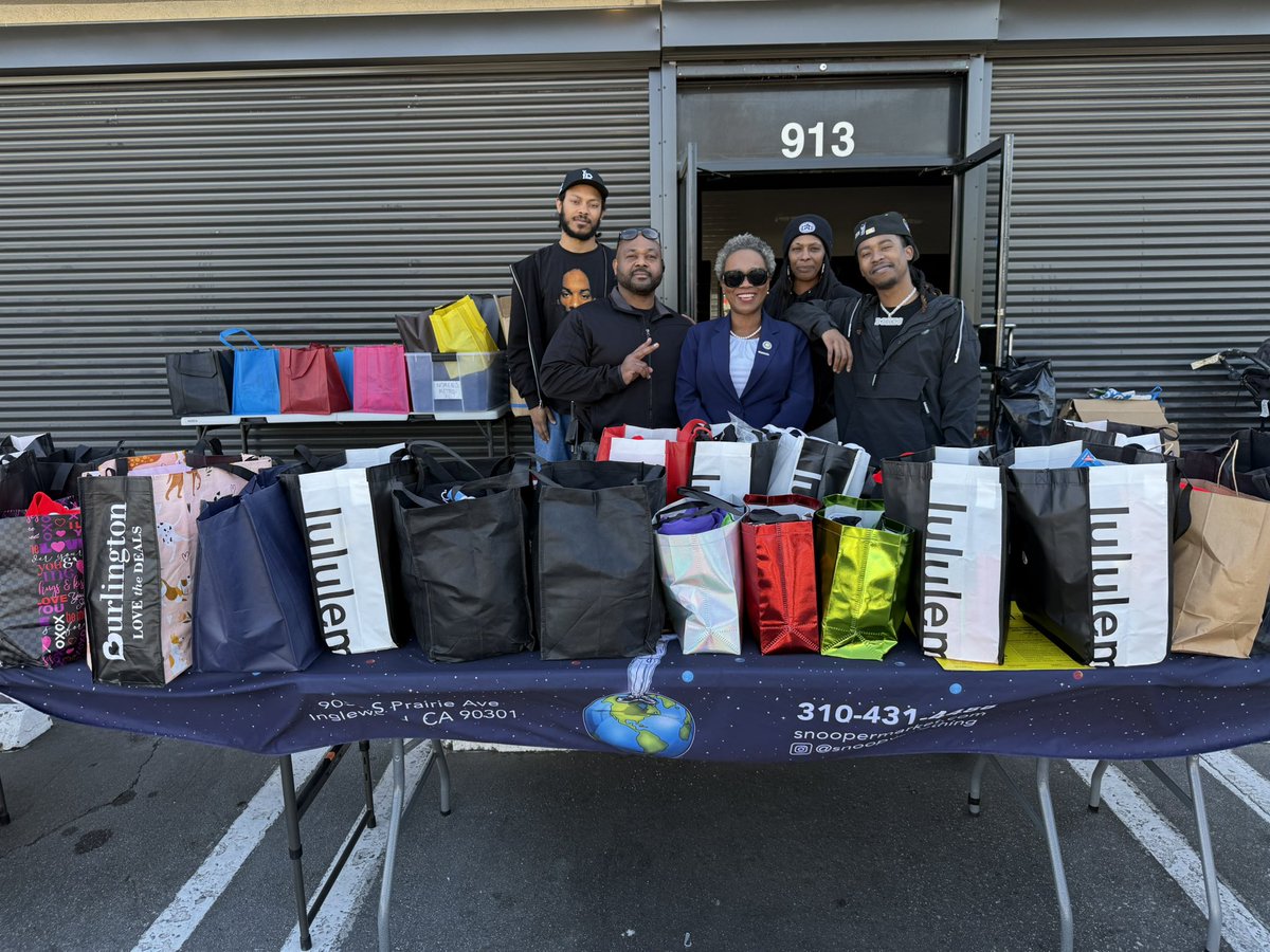 Tina McKinnor (@tinamckinnor1) on Twitter photo Thank you Inglewood’s finest <a href="/SnoopDogg/">Snoop Dogg</a> for helping out our neighbors during this catastrophic wildfire. The 61st Assembly District will continue to have your back LA County. Thank you Inglewood’s finest <a href="/SnoopDogg/">Snoop Dogg</a> for helping out our neighbors during this catastrophic wildfire. The 61st Assembly District will continue to have your back LA County.