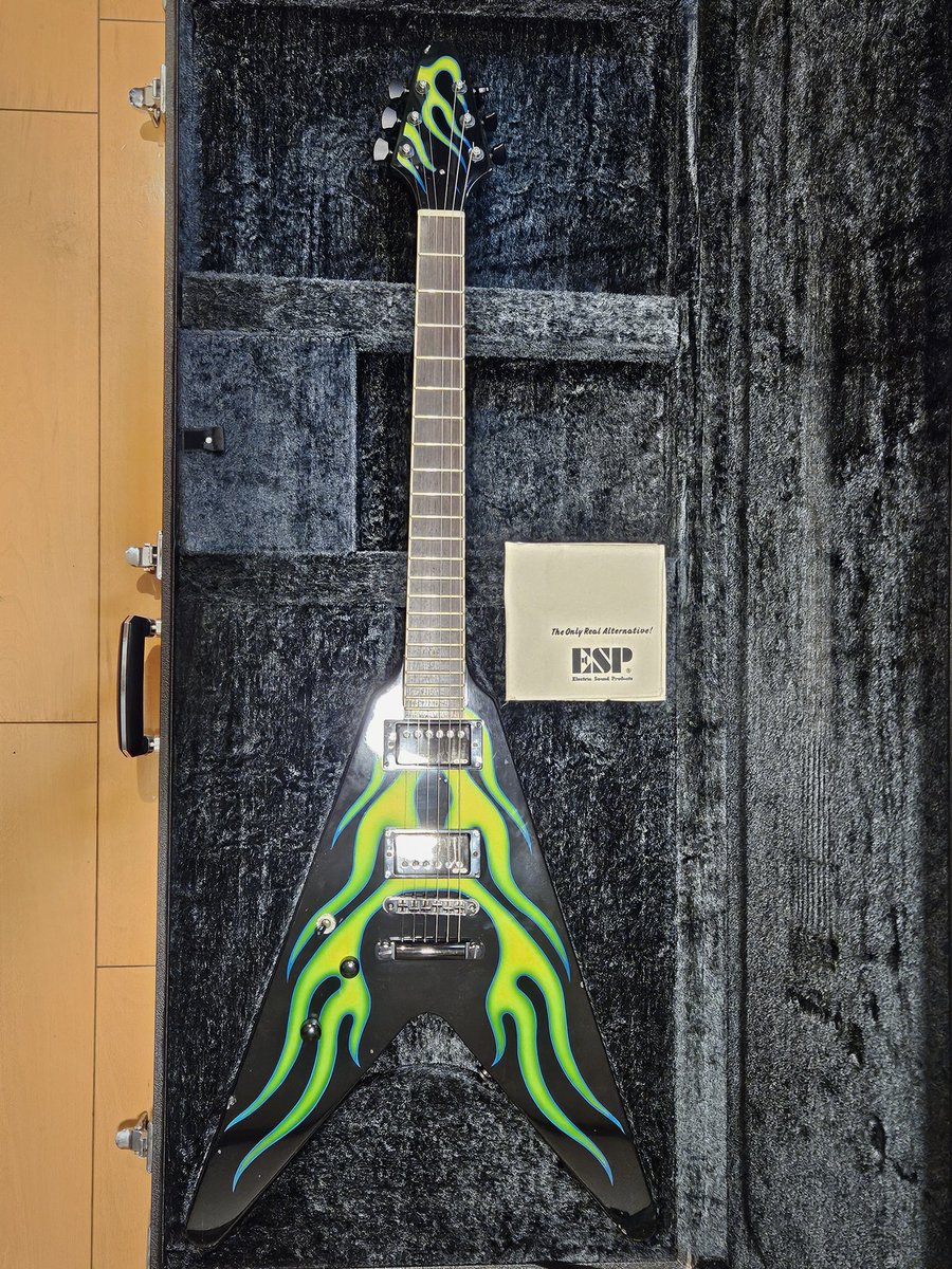 jamasaleftfield's tweet photo. ESP Custom Lefthanded 
20年程前にヤフオクで落札
JH-1とうり二つ。
このギターを制作して売りに出してくれて
感謝しています。
#Metallica 
#jameshetfield https://t.co/sCbZ3bXKQ9