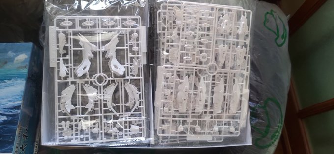 艦船模型とは対照的にアーマードコアの方は可動ギミックのためかぎっしりあります 