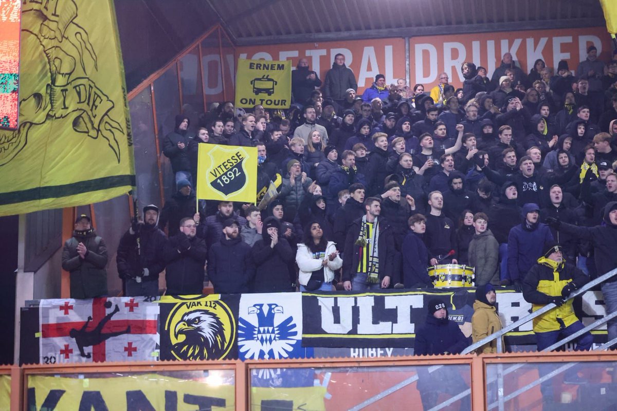 SVVitesse's tweet photo. In goede en in slechte tijden. 

Onvoorwaardelijk achter onze club 🦅

Wat een support! 💛🖤

#VolVit #Vitesse https://t.co/5RpAmEJnCX