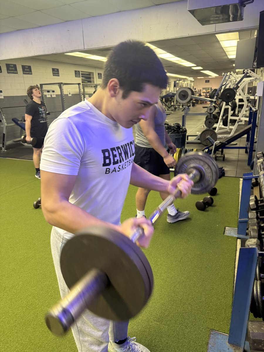 Snow day couldn’t keep the Dawgs out of the weight room 😤😤