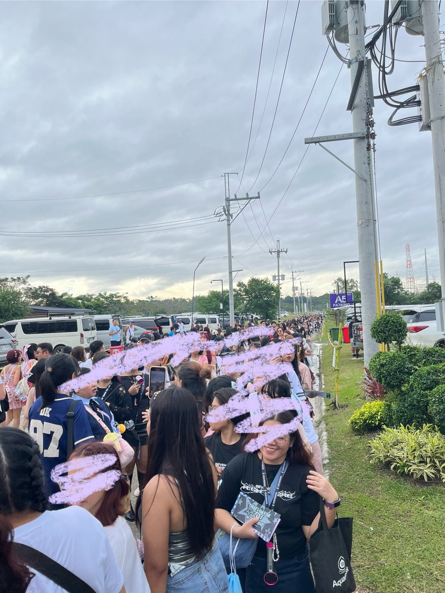 carouselcliffo_'s tweet photo. general standing queueing as of 8am, ganto na kahaba pila
https://t.co/jCXAZsMf9N https://t.co/IZORMR7Nnj