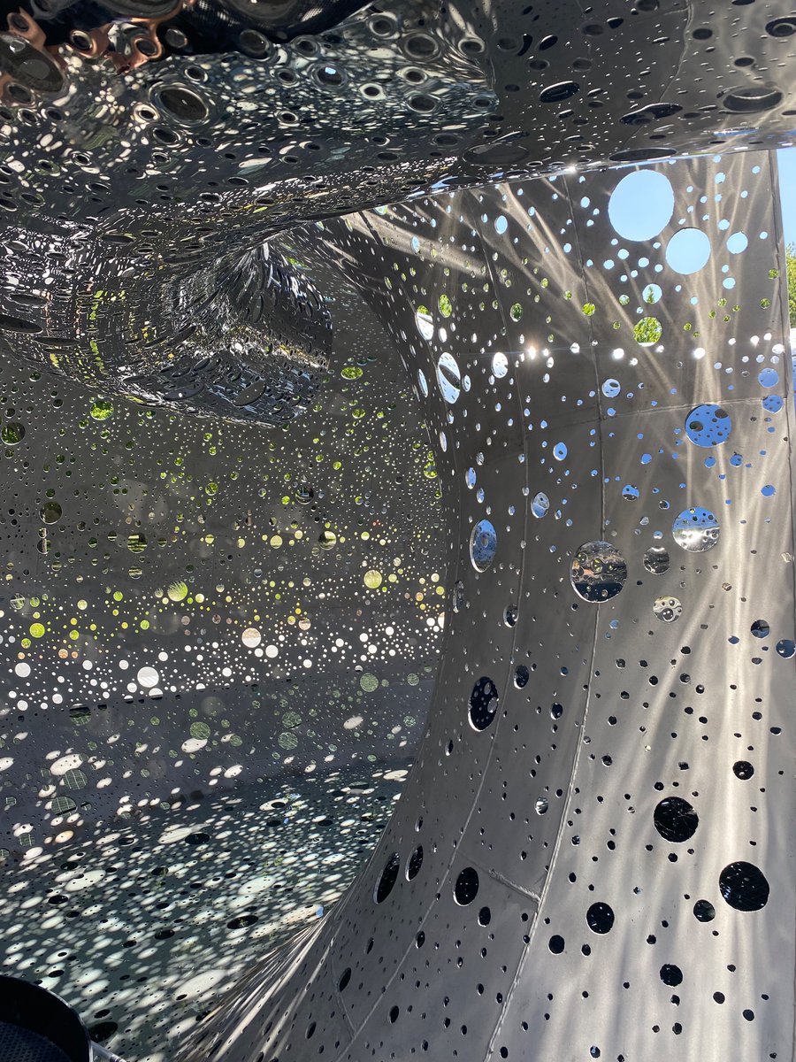 mintomusings's tweet photo. I recently saw #lindylee sculpture @NatGalleryAus bought for $14m. Like her work, but can’t see how cost is justified. That money could have supported many Aussie artists & fixed leaking NGA. @NGVMelbourne has paid much less for internationally renowned Yayoi Kusama #art https://t.co/Pz6dskPHfN