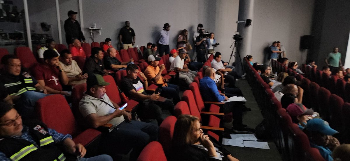 SuntracsPanama's tweet photo. #Urgente 📣
Desde la Asamblea.
Diputados pretendían no leer los acuerdos.
Los movimientos sociales están atentos a la situación y exhortamos al pueblo que no pierda de vista el accionar de ellos https://t.co/zPJI7fAVD3