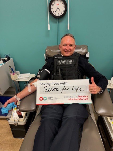 What an amazing way to finish off a day! I joined a few dedicated <a href="/SaanichPolice/">Saanich Police</a> Community Engagement &amp; Patrol officers at <a href="/heroshockey/">HEROS Hockey</a> to help kids lace up skates &amp; hit the ice!  I then attended @LifelineBCY Sirens for Life to donate &amp; help people who need it most! #joinspd #yyj