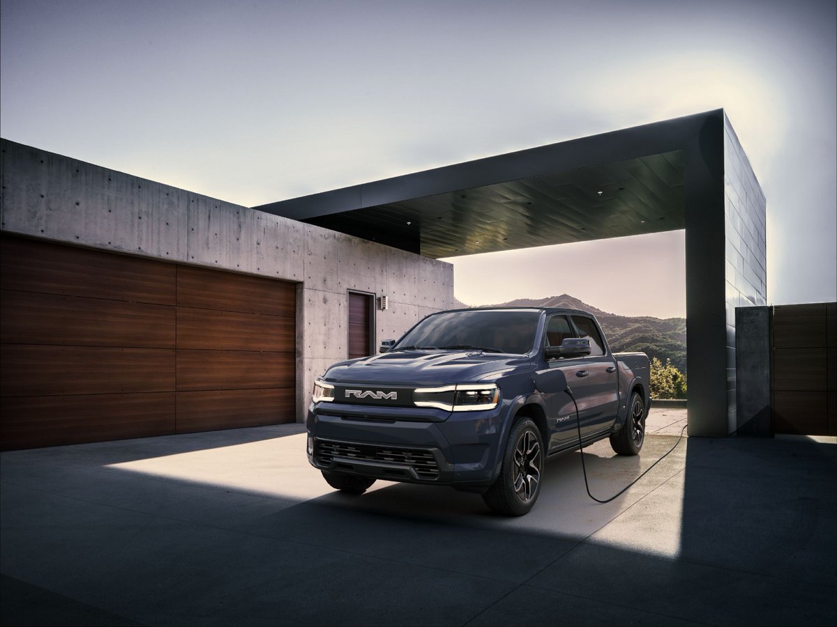 jermitron_'s tweet image. NEWS: Ram has reportedly cancelled its 500 mile range Ram 1500 electric pickup truck. Sounds like the 350 mile version will still be happening. Here were the 500 mile range truck specs:

• 229 kWh battery
• 500 mile EPA range
• 800v system, up to 350kW charging
• Bi-direction
