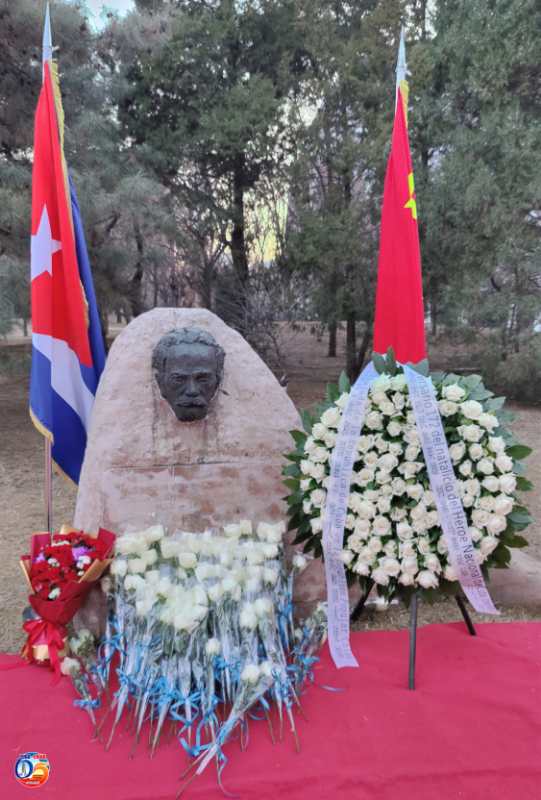 🎥| Durante ceremonia por 172 aniversario del natalicio de José Martí, proyectamos videomensajes enviados por <a href="/Integ812/">Lil Maria Pichs-Hernandez</a>, subdirectora de coordinación de <a href="/opmCuba/">Oficina del Programa Martiano -OPM</a>; y Yuxi, miembro honorario de <a href="/scjosemarti/">Sociedad Cultural José Martí 🇨🇺</a> e incansable promotor de amistad entre #CubaYChina 🇨🇺🇨🇳.

#MartíVive