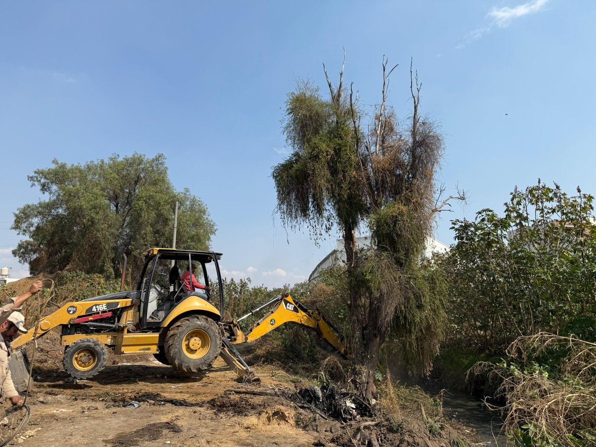 GobCoacalco2022's tweet photo. Esta tarde, el equipo operativo de SAPASAC retiró más de 30 toneladas de basura y 3 árboles del Canal Cartagena, a la altura del Fraccionamiento El Laurel. Estas acciones son clave para garantizar el flujo de aguas residuales y pluviales. #ContinuidadDeBuenosResultados https://t.co/aeNURX9H5Q