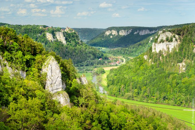 De glinsterende Donau slingert door een fantastische canyon in het Donaubergland op de Schwäbische Alb, een prachtig wandelgebied! 👌 #DuitslandDichtbij