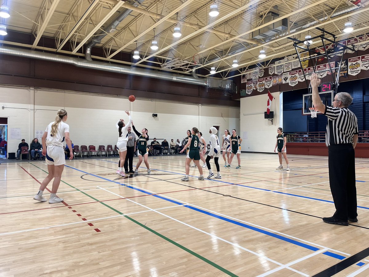 The weekend is off to a strong start for the #varsitygirlsbasketball team with a win in their first game in the Nackawic Tournament. Final score against Ecole Sainte-Anne was 67-61!