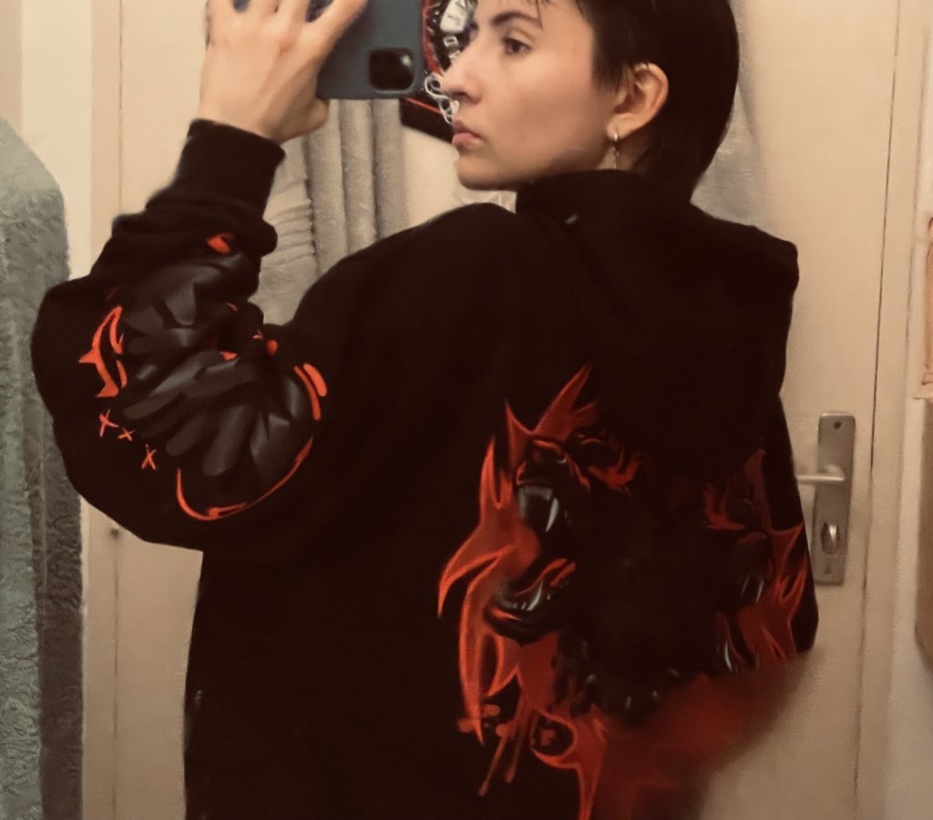 butchyknight's tweet image. ellie’s tattoos with vi’s hoodie, what a combo #wlw #tlou #elliewilliams #vi #arcane #caitvi