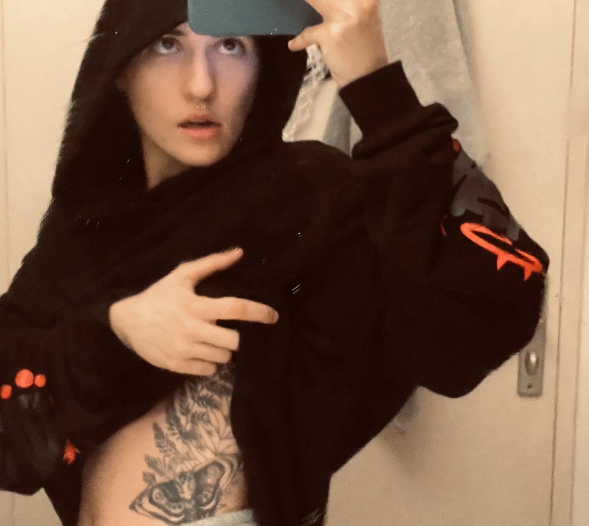 butchyknight's tweet image. ellie’s tattoos with vi’s hoodie, what a combo #wlw #tlou #elliewilliams #vi #arcane #caitvi