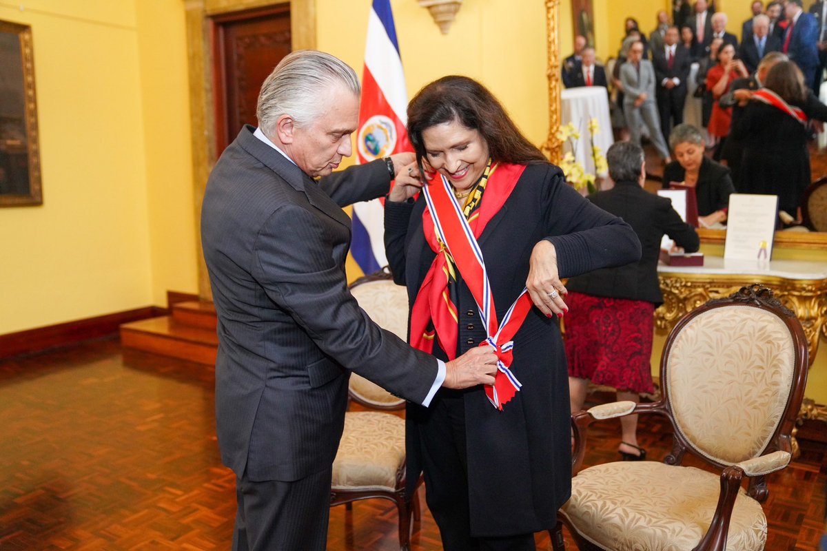 Embajador(a) de EE.UU. en Costa Rica (@usambassadorcr) on Twitter photo Quiero expresar mi más sincero agradecimiento a la <a href="/CRcancilleria/">Cancillería Costa Rica 🇨🇷</a> por la cálida despedida y por el honor de recibir la Orden Nacional Juan Mora Fernández. Este reconocimiento es un hermoso reflejo de la amistad y los fuertes lazos que nos unen. ¡Me llevo este gesto en el corazón! Quiero expresar mi más sincero agradecimiento a la <a href="/CRcancilleria/">Cancillería Costa Rica 🇨🇷</a> por la cálida despedida y por el honor de recibir la Orden Nacional Juan Mora Fernández. Este reconocimiento es un hermoso reflejo de la amistad y los fuertes lazos que nos unen. ¡Me llevo este gesto en el corazón!