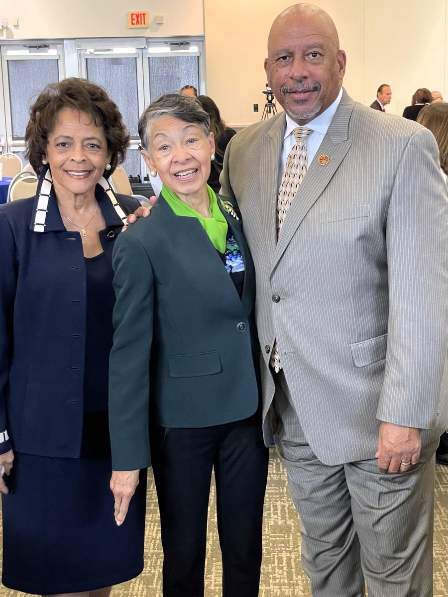 CommunityCsudh's tweet image. Cal State Dominguez Hills President Thomas Parham gives memorial remarks at City of Carson Founder and Former Mayor Gil Smith services. Flanked by his wife, Davida Hopkins-Parham and Mrs. Shirley Smith (middle). @CSUDHPrezParham @DominguezHills