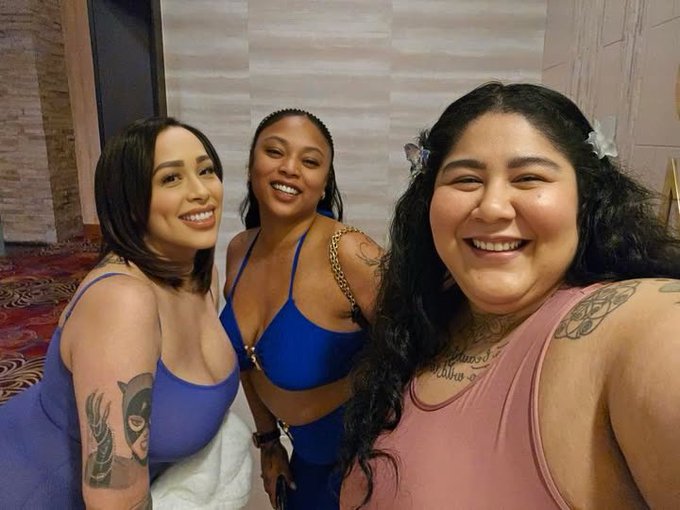 2 pic. ? @porshacarreraxx 
       @crystalbluexxx https://t.co/NcLxvkAnaJ