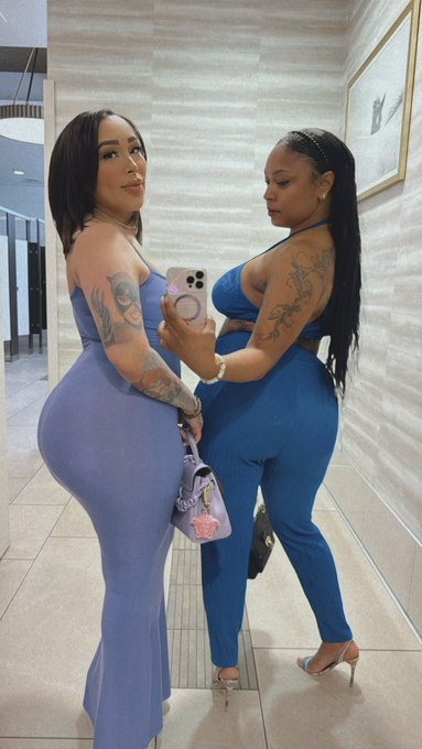 1 pic. ? @porshacarreraxx 
       @crystalbluexxx https://t.co/NcLxvkAnaJ