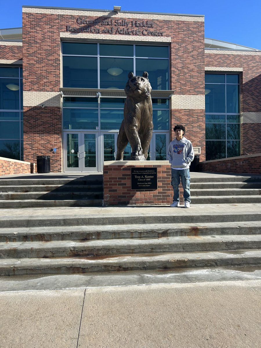 Had a great visit today at Doane University! Excited for the future. #FAST 
<a href="/_CoachPotts/">Jordan Potts</a> <a href="/_CoachLuckey/">Nick Luckey</a> <a href="/Daniel_Chavez08/">Daniel Chavez</a>