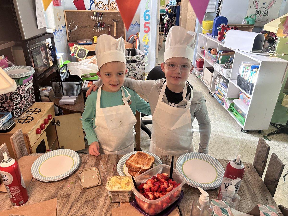 CSFlowerPower's tweet photo. Toast in Tuesday was extra sweet with this boy and his bud! ๐@HPCS_TN #lifeinthegarden #toasttuesday #mercywatson https://t.co/yEbxvUSdPf
