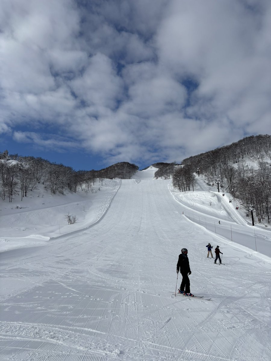 11kattsun28's tweet photo. 今日は子供と���キー⛷️
空いてて滑りやすーい🤩
#スキー　#シーサイドバレー https://t.co/OTll6A29ZE