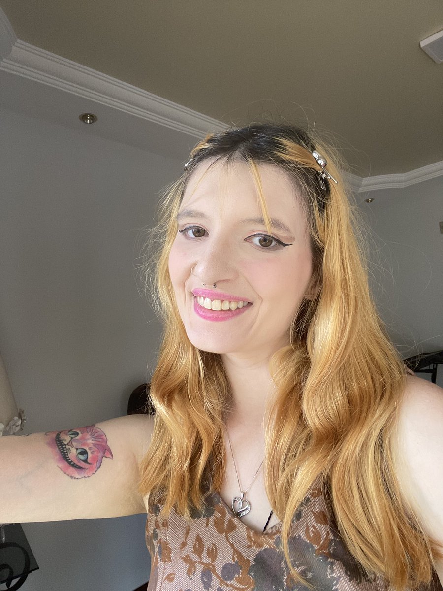 yasmin bacon (sim é meu nome) tweet media