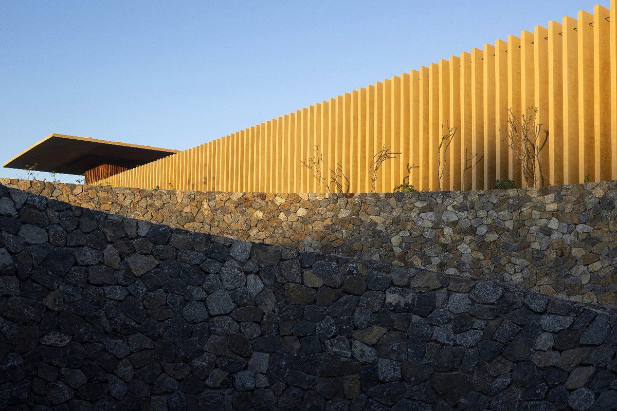 Four Seasons, ubicado en la selva de Majahua, enfatiza las vistas al océano y dialoga con el sitio desde los espacios interiores y los recorridos a través del resort. 

TALLER |Mauricio Rocha + Legorreta Arquitectos

Tamarindo, Jalisco.

2023

Fotos César Béjar, Mauricio Ramos.
