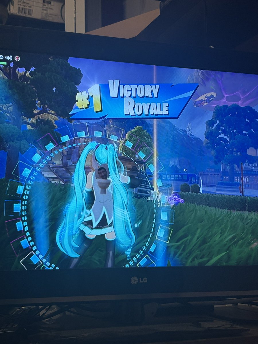 AmTaxFL's tweet photo. Miku in Fortnite goes crazy https://t.co/RqZTBeNrhY