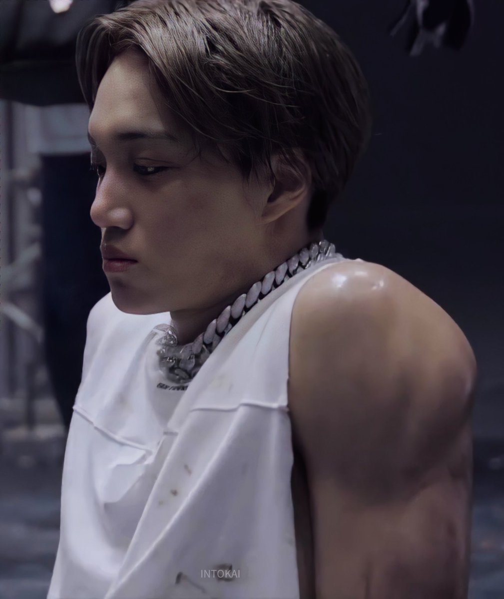 aa_jongin's tweet photo. THE SIDE PROFILE AND THOSE BIG TRICEPS MY GOD HE'S SO INSANELY HOT. HE CAN'T BE REAL 😩 https://t.co/tEWBfrwBHE