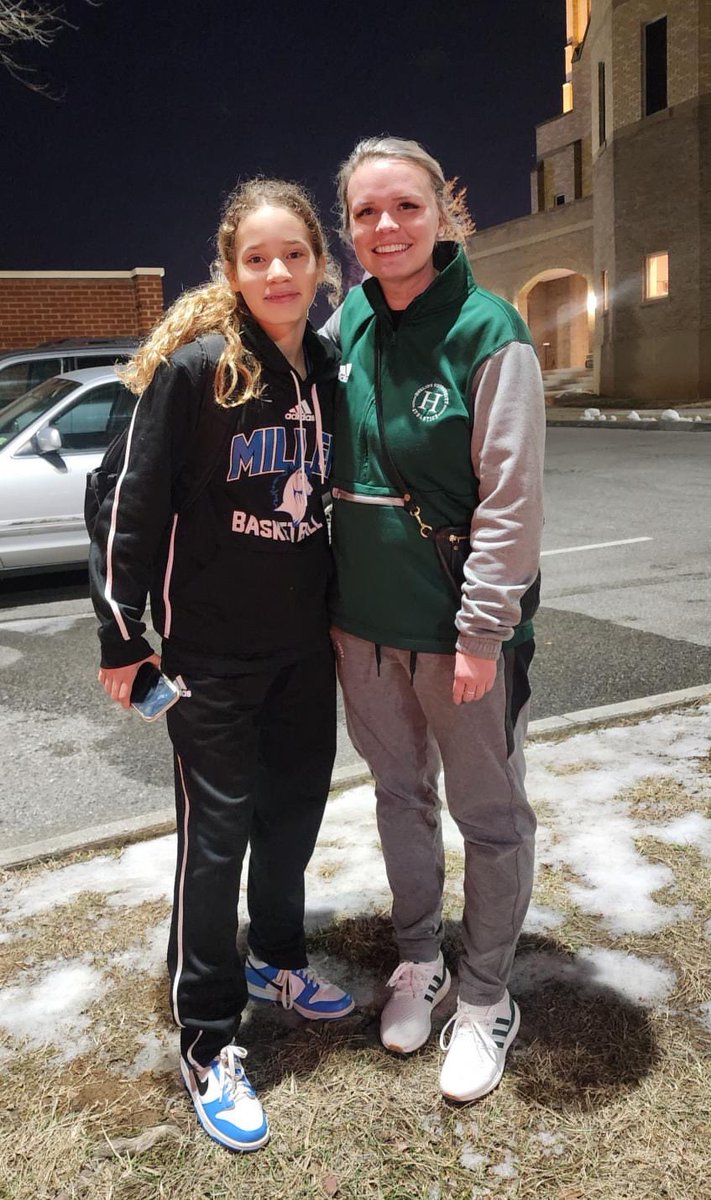 So blessed to have Coach <a href="/EmileeDunton/">Emilee Dunton</a> come watch me play!!! Thank you so much Coach!!! 😊🙌🏼 #hollinshoops!!!
