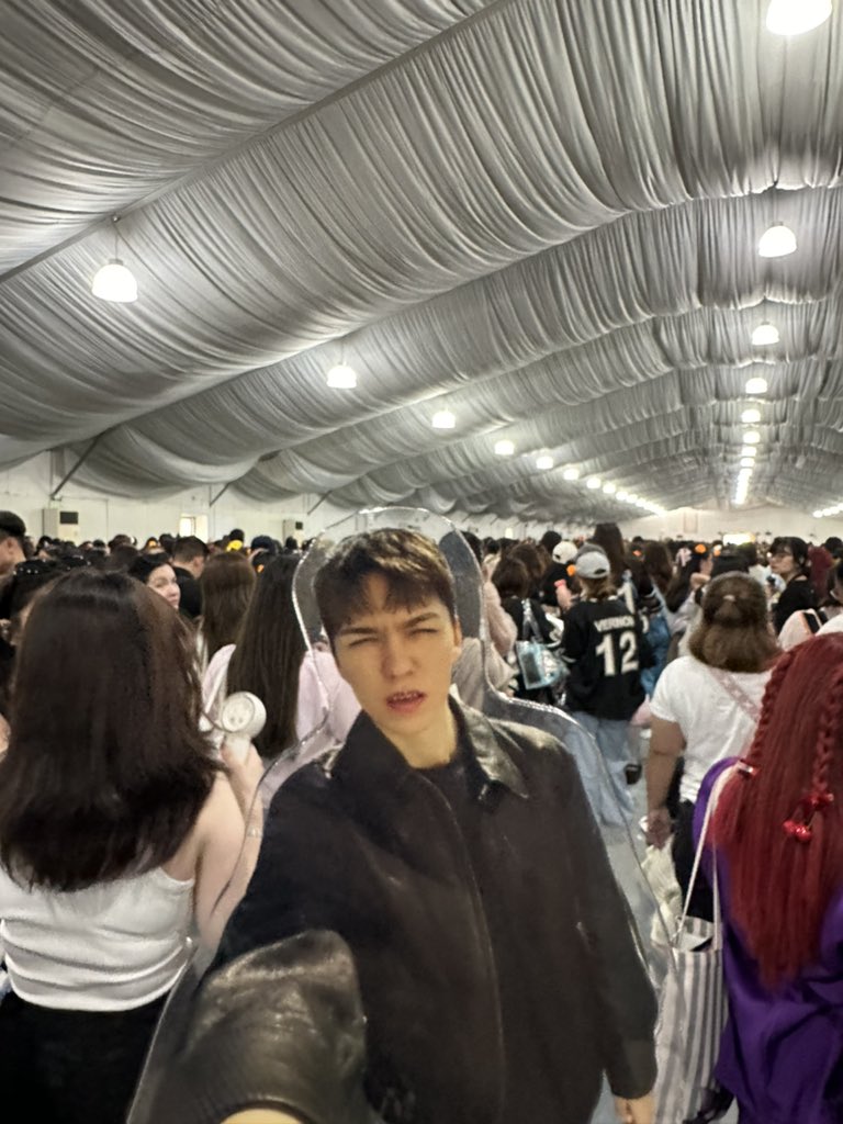 k0llects's tweet photo. vernon sa loob ng vip redemption https://t.co/ZlzyHFR4fx