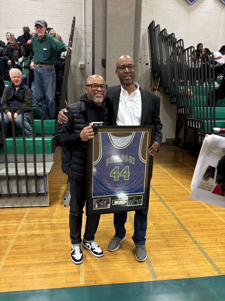 Here are some more photos of Eric Smith with his old teammates, his family, and <a href="/ChurchillDawgfb/">🐶</a> legend <a href="/PaulPalmer_6/">Paul BooBoo Palmer (blue check)</a>. <a href="/DawgsBoysBball/">Coach Blumenthal_WCHS Boys Bball</a> <a href="/HighSchoolOnSI/">High School On SI</a>