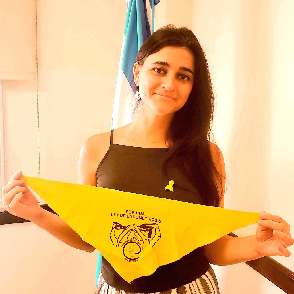 CarmelaMoreauOk's tweet photo. Después de dos años y cuatro ginecólogos, finalmente tengo un diagnóstico: adenomiosis, endometriosis profunda y miomas.

Esta vez me tocó a mi experimentar lo que años atrás me contaron un grupo de mujeres.

En ese entonces, con su testimonio y un poco de investigación, comprendí la urgencia y necesidad de trabajar por la inclusión de estas enfermedades en el PMO, visibilizarlas y fomentar la investigación.

Este padecimiento fue invisibilizado, ya que sus síntomas se asociaban erróneamente a la menstruación, y, además porque solo las mujeres lo padecemos.

Hoy, aunque ya no existen dudas sobre su existencia ni sobre su prevalencia (se estima que al menos el 10% de las mujeres la sufren), aún se sigue cuestionando su importancia.

¿Por qué? Porque la violencia de género también se manifiesta en la negación del acceso a la salud plena.

Yo tuve las herramientas necesarias para entender que lo que me sucedía no era normal y tomar la decisión de buscar un profesional que me brindara un diagnóstico y un tratamiento. Sin embargo, sé que muchas otras mujeres no cuentan con estas mismas herramientas: ni la información, ni el apoyo, ni los recursos para cuestionar lo que les sucede.

En mi caso,  tres de lxs doctores que me atendieron me dijeron: "Puede ser que tengas endometriosis, pero ¿para qué saberlo si no tiene cura?".
Me negaron una simple resonancia a pesar de mi insistencia. 

Y es cierto, no tiene cura, pero sí se puede frenar su avance y sus complicaciones con medicación. En muchos casos, incluso, es necesaria la cirugía. Sin embargo, estos médicos, como tantos otros, actuaron con negligencia e insensibilidad.

No podemos seguir postergando este asunto. Es urgente que el Congreso de la Nación trate y apruebe la #LeyDeEndometriosis y #Adenomiosis 💛

No hacerlo sería perpetuar la violencia y poner en riesgo la salud de una gran parte de la sociedad. 💜