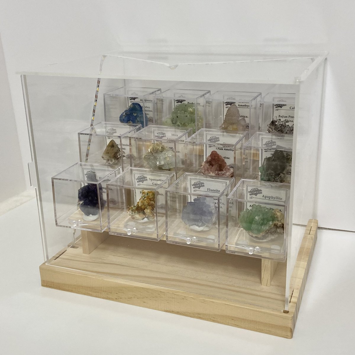 mineral_stone_s's tweet photo. 石沼のみんなー！＼＼\\( 'ω' )//／／！
３COINSから発売された
「LED付きアクリルディスプレイBOX」めちゃ良いですよー！！
税込1,980円でなかなかのクォリティ✨

#3COINS  #スリーコインズ  #石沼 https://t.co/l5KfT9XaZl
