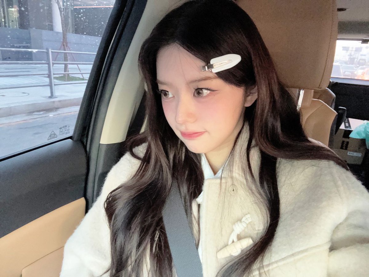 beaminju's tweet photo. I just got back home after the music bank and thought, a cute snap wouldn’t hurt, right? my adorable coat and hairpin combo is totally giving today! 💞 https://t.co/HpEa9jkkfB
