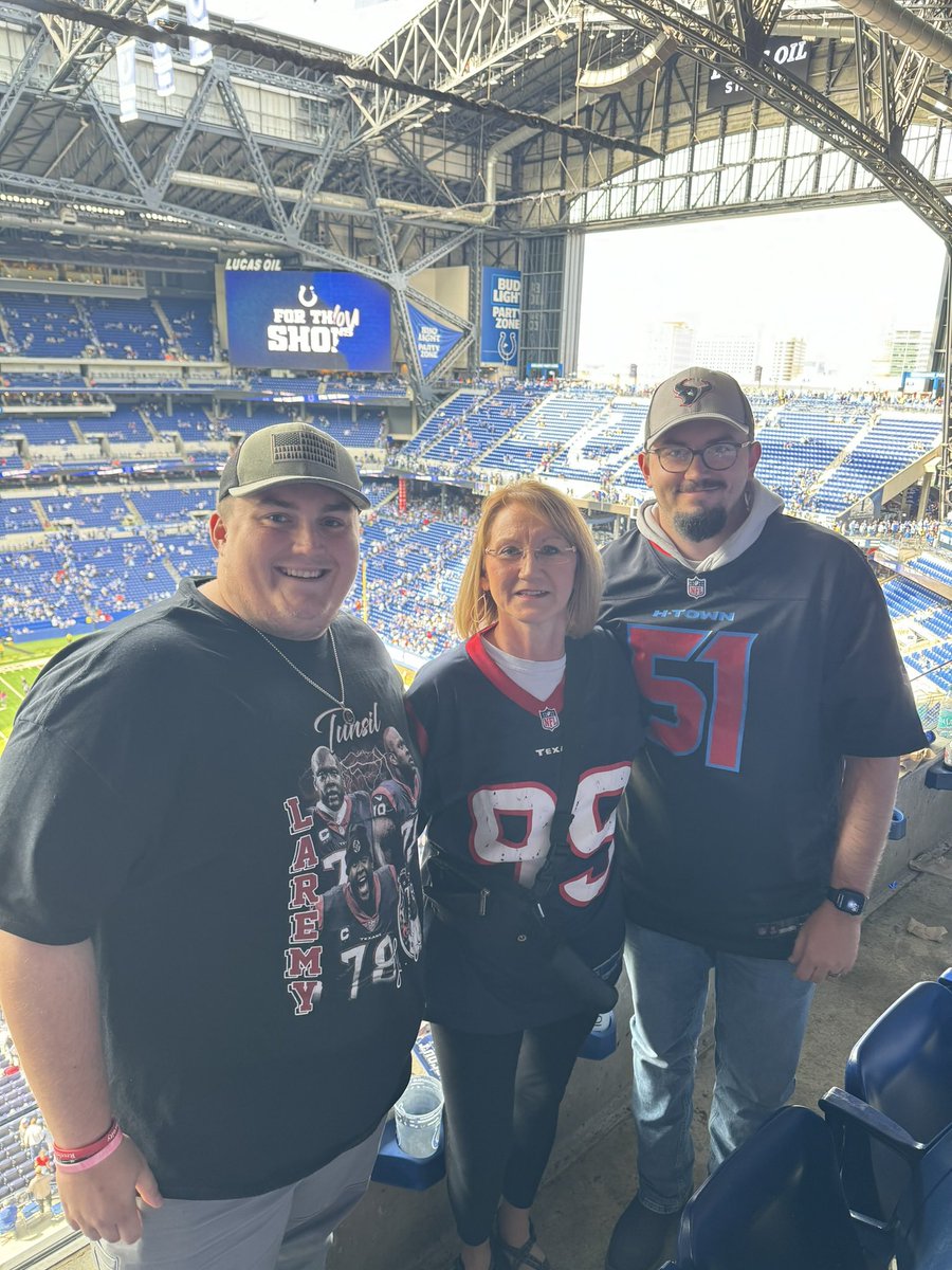 Just_Sarge's tweet photo. @HoustonTexans @KingTunsil78 @reliantenergy 🤘🤘🤘 https://t.co/RFm7RdhddT